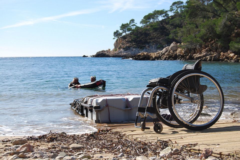 fauteuil vide sur la plage