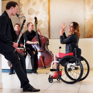 Femme en fauteuil roulant entrain de s'amuser