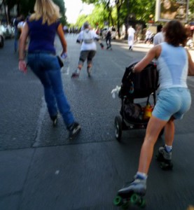 Femme avec poussette, en roller