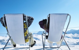 Montagne, 2 personnes dans des transats