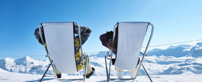 Montagne, 2 personnes dans des transats