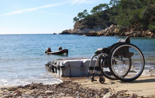 fauteuil vide sur la plage