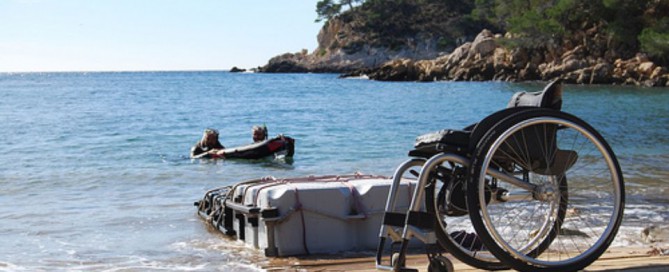 fauteuil vide sur la plage